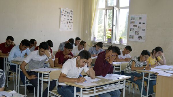Абитуриенты в ходе экзамена, фото из архива - Sputnik Азербайджан
