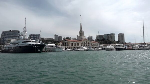 Сочи: вид с яхты на Морской вокзал - Sputnik Азербайджан