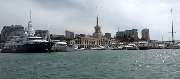 Сочи: вид с яхты на Морской вокзал Сочи: вид с яхты на Морской вокзал - Sputnik Азербайджан