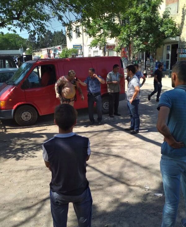 Пострадавший в результате взрыва, прогремевшего в Бинагадинском районе Пострадавший в результате взрыва, прогремевшего в Бинагадинском районе - Sputnik Азербайджан