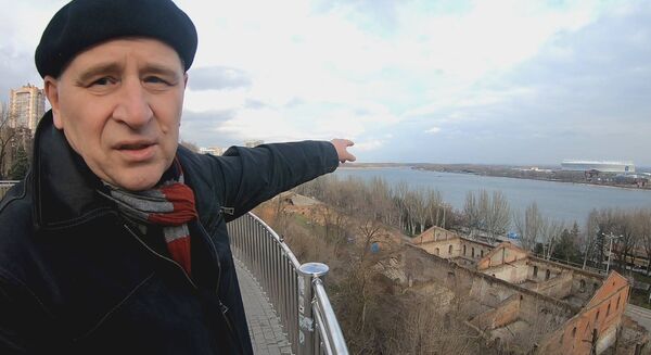 Ростов-на-Дону. Местный энтузиаст-краевед Борис показывает стадион Ростов-на-Дону. Местный энтузиаст-краевед Борис показывает стадион - Sputnik Азербайджан