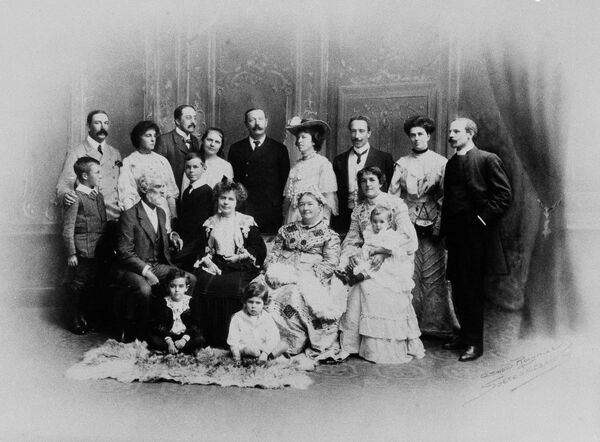 Сэр Артур Конан Дойл (пятый слева, задний ряд) в кругу семьи. Его мать, Мэри Дойл, сидит, третья слева, и его сестра Ида Фоли (с ребенком на коленях). Остальные не идентифицированы. 1904 год Сэр Артур Конан Дойл (пятый слева, задний ряд) в кругу семьи. Его мать, Мэри Дойл, сидит, третья слева, и его сестра Ида Фоли (с ребенком на коленях). Остальные не идентифицированы. 1904 год - Sputnik Азербайджан