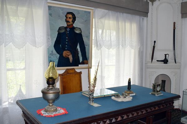 İsmayıl bəy Qutqaşınlının xatirə muzeyindəki iş masası və portreti İsmayıl bəy Qutqaşınlının xatirə muzeyindəki iş masası və portreti - Sputnik Azərbaycan
