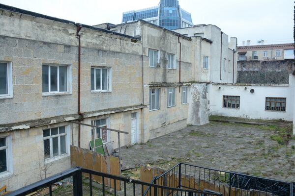 Предусматривается реконструкция 3 учебного корпуса UNEC, находящего по адресу город Баку, улица Муртаза Мухтарова 194 Предусматривается реконструкция 3 учебного корпуса UNEC, находящего по адресу город Баку, улица Муртаза Мухтарова 194 - Sputnik Азербайджан