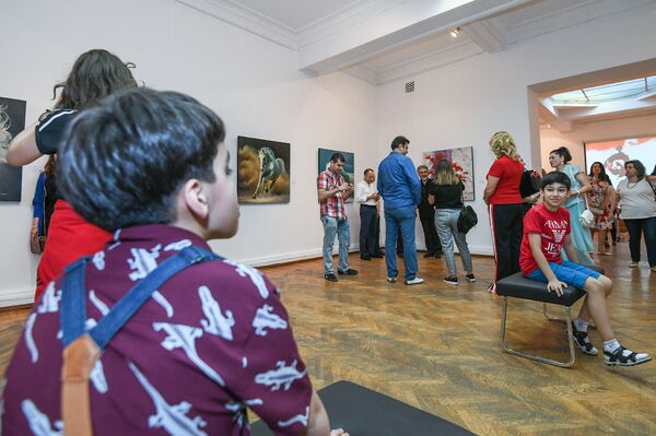 Персональная выставка иранского художника Вадуда Муаззина в галерее искусств Музейного центра Баку - Sputnik Азербайджан