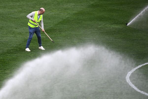Уборка газона на поле на стадионе Волгоград Арена - Sputnik Азербайджан