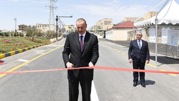 Президент Ильхам Алиев принял участие в открытии реконструированного шоссе Локбатан-Гобу в Гарадагском районе - Sputnik Азербайджан