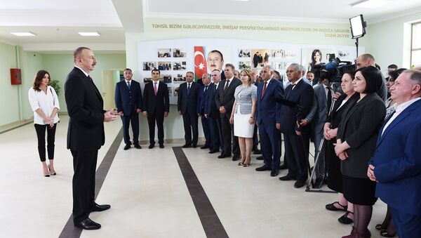Президент Азербайджана Ильхам Алиев в открытии жилого комплекса Гобу Парк - Sputnik Азербайджан