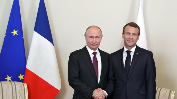 Президент РФ Владимир Путин и президент Франции Эмманюэль Макрон во время встречи в Константиновском дворце в Стрельне - Sputnik Азербайджан