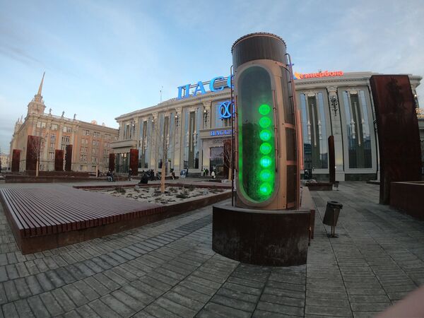 “Барометр счастья” в онлайм-режиме измеряет настроение жителей Екатеринбурга. “Барометр счастья” в онлайм-режиме измеряет настроение жителей Екатеринбурга. - Sputnik Азербайджан