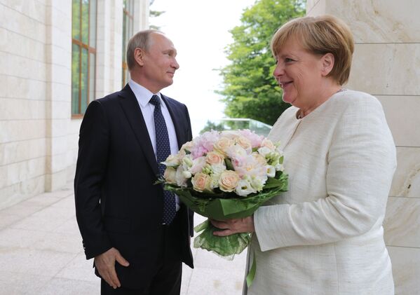 Президент РФ Владимир Путин и федеральный канцлер ФРГ Ангела Меркель во время встречи в Сочи - Sputnik Азербайджан