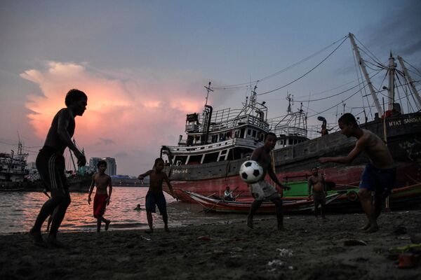 Молодежь играет в футбол на берегу реки Янгон в городе Янгоне, Мьянма - Sputnik Азербайджан
