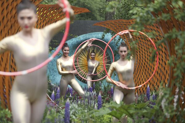 Танцоры выступают в саду Дэвида Харбера и Савеллиса в лондонском цветочном салоне Челси - Sputnik Азербайджан
