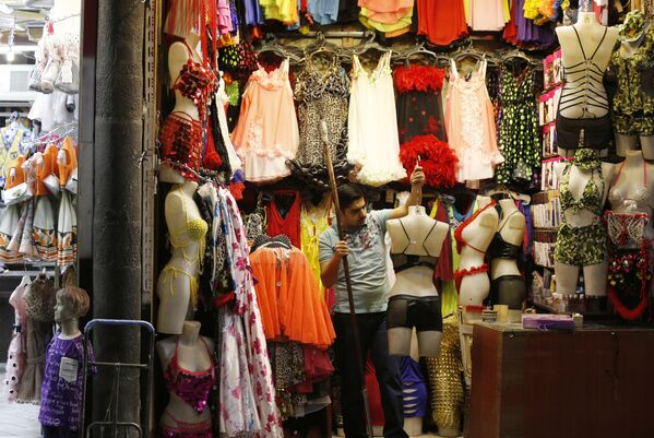 Уличный торговец торгует женским бельем в Дамаске, Сирия - Sputnik Азербайджан