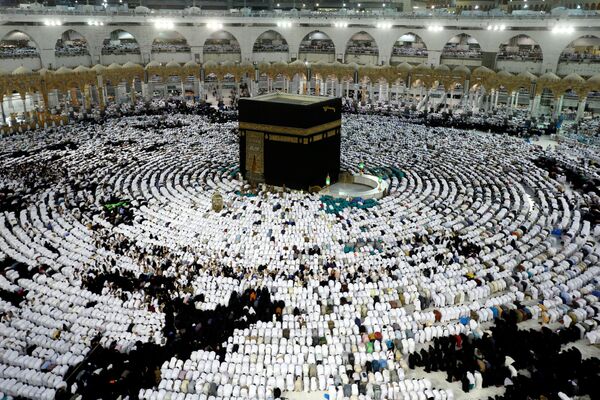 Мусульмане молятся и собираются вокруг святой Каабы в мечети шейха Зайда во время священного месяца Рамадан в Мекке, Саудовская Аравия - Sputnik Азербайджан