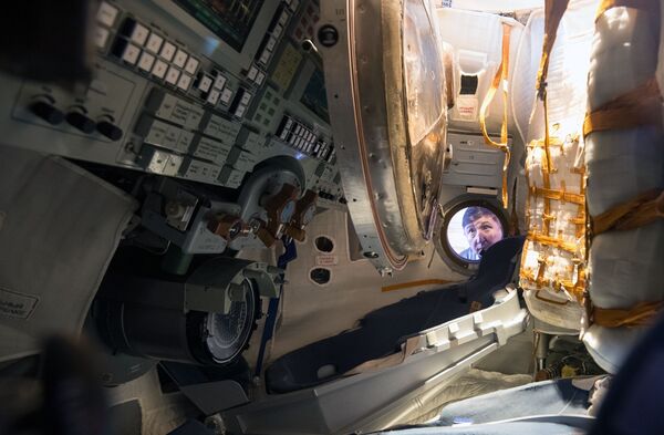 Спускаемый аппарат космического корабля Союз ТМА-16М в павильоне Космос на V Международной выставке вооружения и военно-технического имущества KADEX-2018 - Sputnik Азербайджан