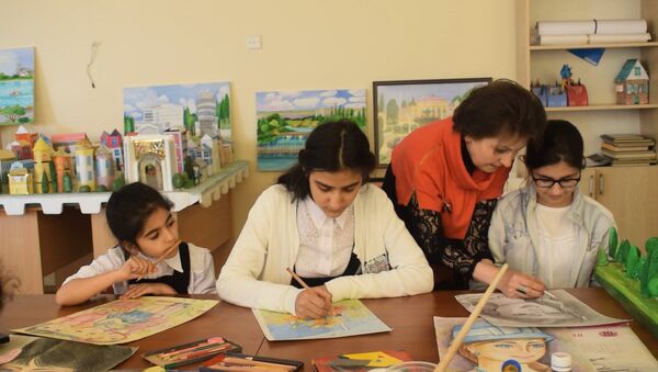 Как русская женщина, посвящает все свое время азербайджанским детям - Sputnik Азербайджан