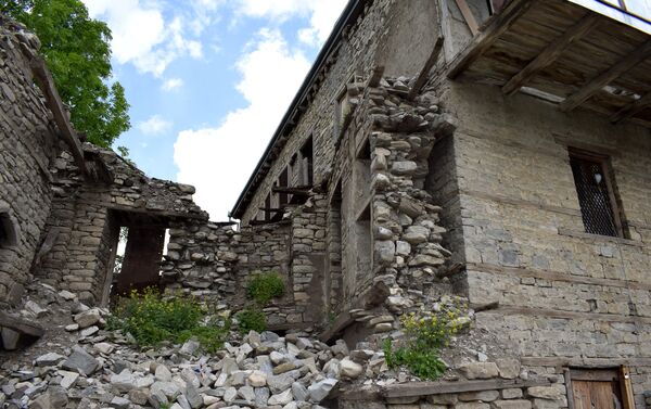 Вход в дом со стороны реки полностью разрушен - Sputnik Азербайджан