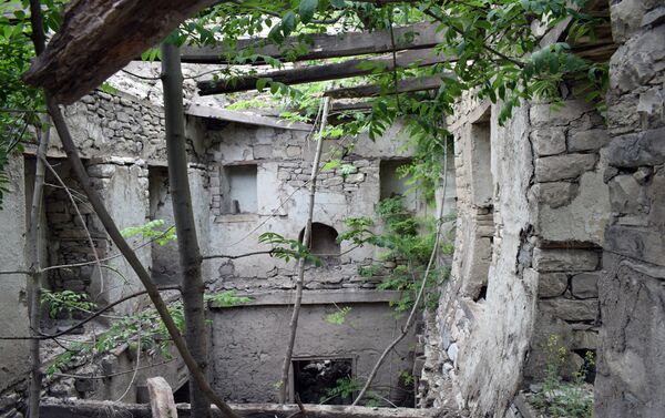 Разрушенная стена дома Гаджи Паши в поселке Лагидж - Sputnik Азербайджан