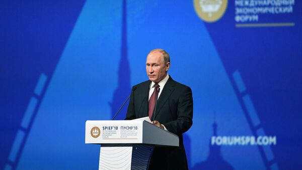 Президент РФ Владимир Путин выступает на пленарном заседании Петербургского международного экономического форума - 2018 - Sputnik Азербайджан