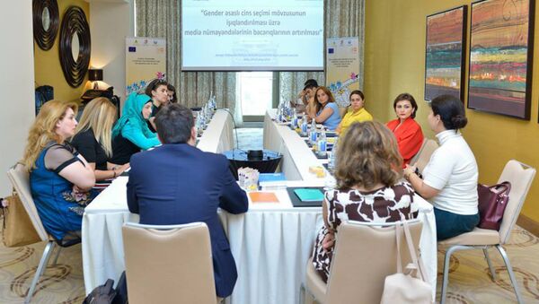 “Gender əsaslı cins seçimi mövzüsunun işıqlandırılması üzrə media işçilərinin bacarıqlarının artırılması” mövzusunda praktik seminar - Sputnik Azərbaycan