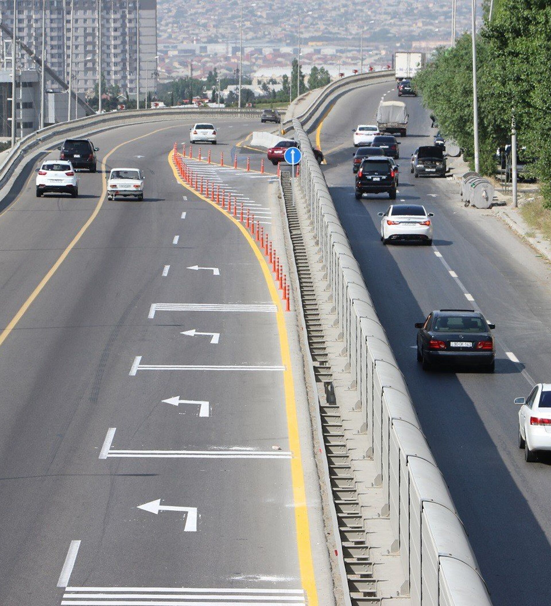 Дорога регулируемого движения. Бакинская Кольцевая дорога. Автомагистрали Баку. Дорожное ограждение на автомагистрали. Магистральная дорога.