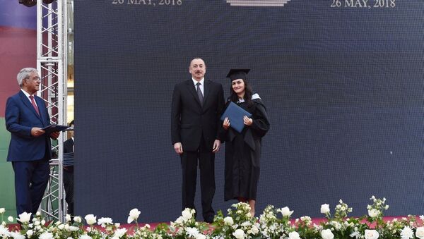 Президент Азербайджана Ильхам Алиев принял участие на дне выпускника в Университете АДА - Sputnik Азербайджан