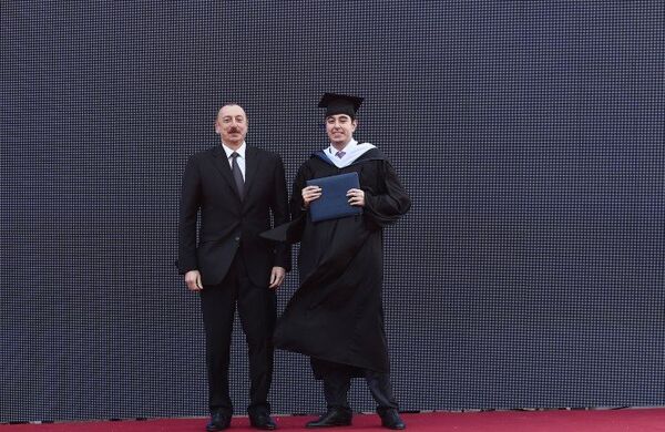 Президент Азербайджана Ильхам Алиев принял участие на дне выпускника в Университете АДА - Sputnik Азербайджан