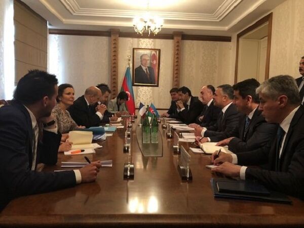 Глава МИД Азербайджана Эльмар Мамедъяров на встрече с французским коллегой Жан-Ив Ле Дрианом Глава МИД Азербайджана Эльмар Мамедъяров на встрече с французским коллегой Жан-Ив Ле Дрианом - Sputnik Азербайджан