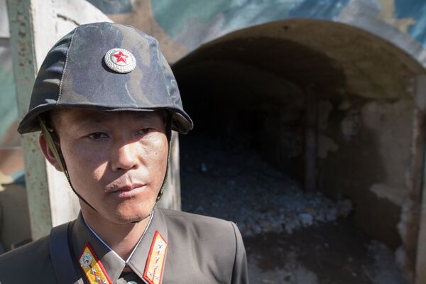 Военнослужащий у входа в шахту для ядерных испытаний №2 на ядерном полигоне Пхунгери на севере КНДР - Sputnik Азербайджан