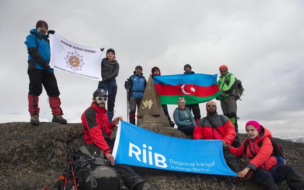 Альпинисты на вершине Пик 100-летия АДР - Sputnik Азербайджан