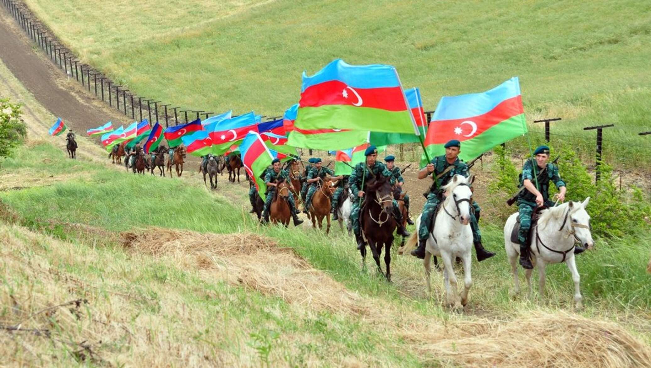 Азер большой. Карабахская лошадь с флагом Азербайджана. Азербайджанские пограничники. Азербайджанский военный с флагом. Азербайджанский воин.