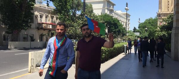 Жители Баку вышли на улицы с азербайджанскими флагами Жители Баку вышли на улицы с азербайджанскими флагами - Sputnik Азербайджан