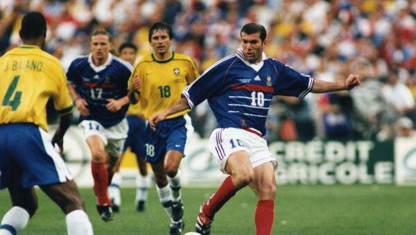 Звезда французского футбола Зинедин Зидан в игре против сборной Бразилии в финале Чемпионата мира по футболу 1998 года - Sputnik Азербайджан