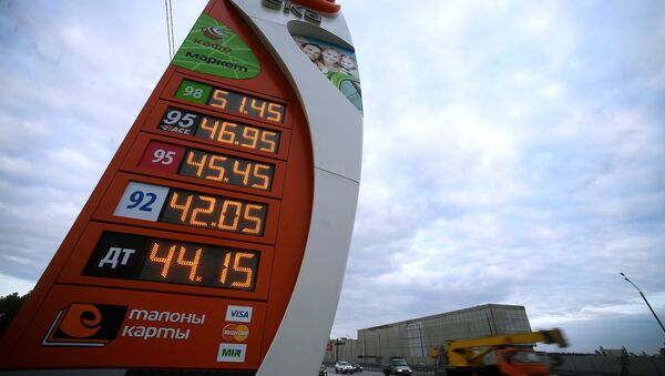 Цены на топливо на одной из автозаправочных станций Московской области, фото из архива - Sputnik Азербайджан