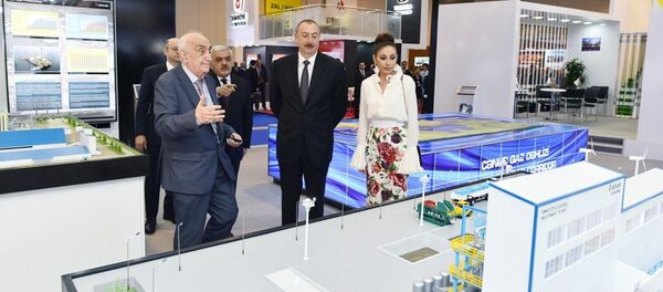 Президент Азербайджана Ильхам Алиев и первая леди Мехрибан Алиева в ходе ознакомления с XXV Международной выставкой Нефть и газ Каспия Президент Азербайджана Ильхам Алиев и первая леди Мехрибан Алиева в ходе ознакомления с XXV Международной выставкой Нефть и газ Каспия - Sputnik Азербайджан