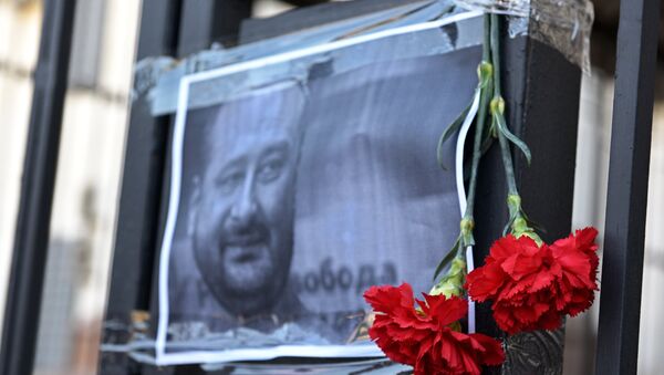 Цветы в память об убитом российском журналисте Аркадии Бабченко у здания посольства РФ в Киеве - Sputnik Азербайджан