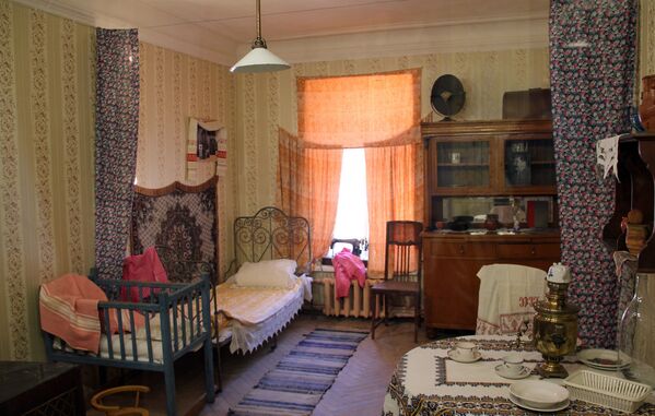Интерьер комнаты коммунальной квартиры на выставке Коммунальный рай, или Близкие поневоле в Особняке Румянцева, Санкт-Петербург - Sputnik Азербайджан