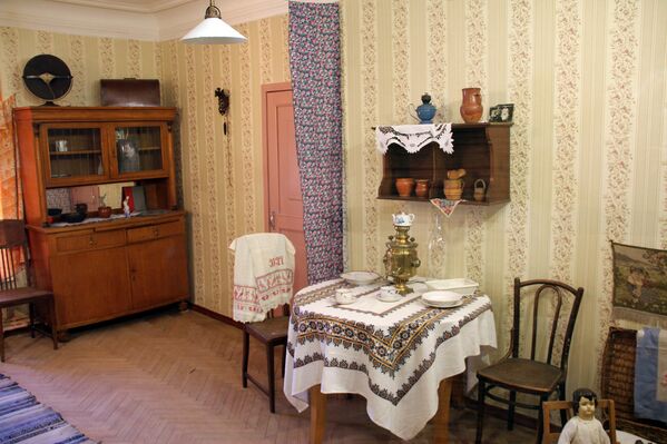 Интерьер комнаты коммунальной квартиры на выставке Коммунальный рай, или Близкие поневоле в Особняке Румянцева, Санкт-Петербург - Sputnik Азербайджан