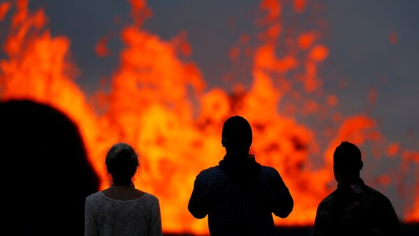 Люди смотрят на извержение лавы на Гавайях, 26 мая 2018 года - Sputnik Азербайджан