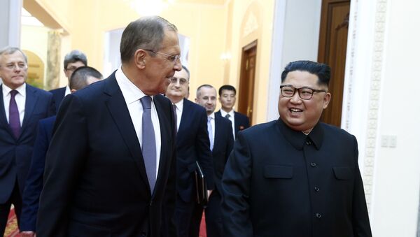 Министр иностранных дел РФ Сергей Лавров (слева) и глава КНДР Ким Чен Ын на встрече в Пхеньяне - Sputnik Азербайджан