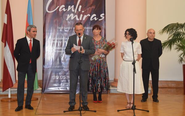 В Музейном центре открылась выставка  латвийской художницы Даце Штрауса Живое наследие - Sputnik Азербайджан