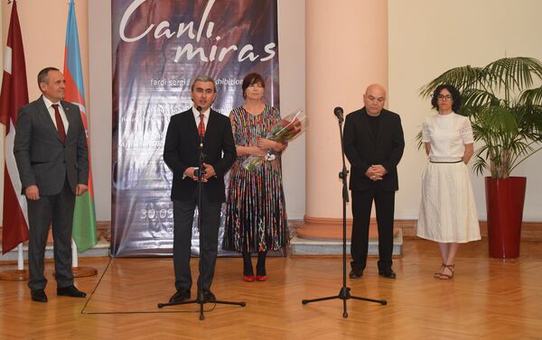 В Музейном центре открылась выставка  латвийской художницы Даце Штрауса Живое наследие - Sputnik Азербайджан