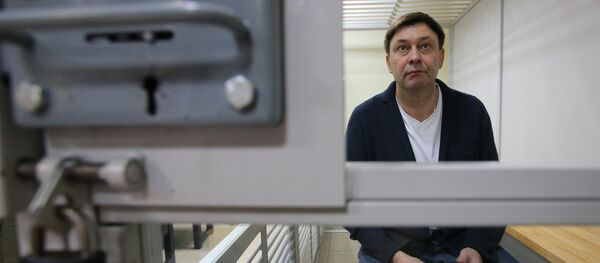 Руководитель портала РИА Новости Украина Кирилл Вышинский во время рассмотрения апелляции на арест в Херсонском зале суда Руководитель портала РИА Новости Украина Кирилл Вышинский во время рассмотрения апелляции на арест в Херсонском зале суда - Sputnik Азербайджан