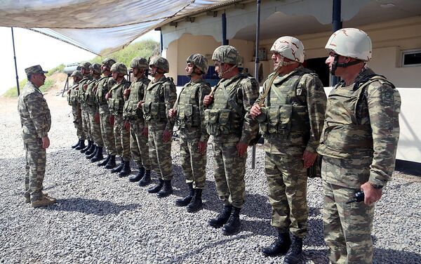 Министр обороны посетил передовые подразделения, расположенные в различных направлениях фронта - Sputnik Азербайджан