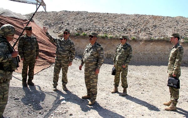 Министр обороны посетил передовые подразделения, расположенные в различных направлениях фронта - Sputnik Азербайджан
