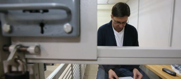 Руководитель портала РИА Новости Украина Кирилл Вышинский во время рассмотрения апелляции на арест в Херсонском зале суда Руководитель портала РИА Новости Украина Кирилл Вышинский во время рассмотрения апелляции на арест в Херсонском зале суда - Sputnik Азербайджан