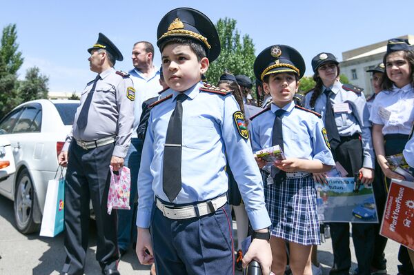 Акция государственной дорожной полиции Баку Обеспечим безопасность детей на дорогах в Международный день защиты детей - Sputnik Азербайджан