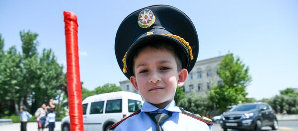 Акция государственной дорожной полиции Баку Обеспечим безопасность детей на дорогах в Международный день защиты детей - Sputnik Азербайджан