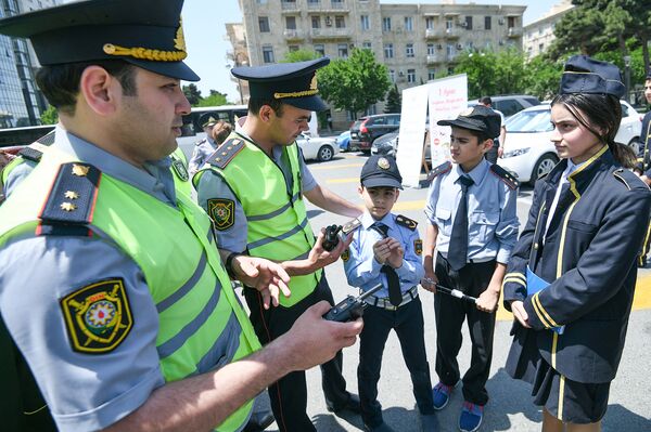 Акция государственной дорожной полиции Баку Обеспечим безопасность детей на дорогах в Международный день защиты детей - Sputnik Азербайджан